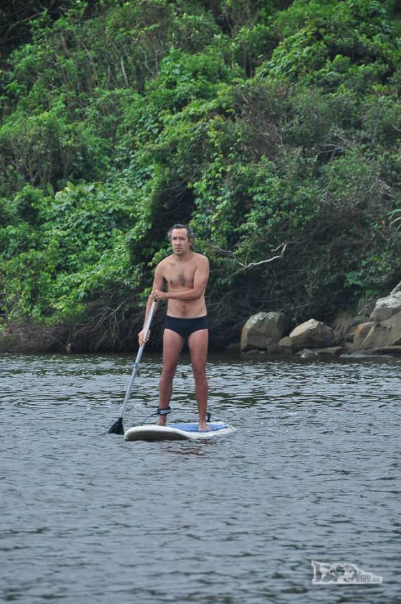 O Rodrigo se exercita no standup paddle na Guarda do Embaú, litoral sul de Santa Catarina